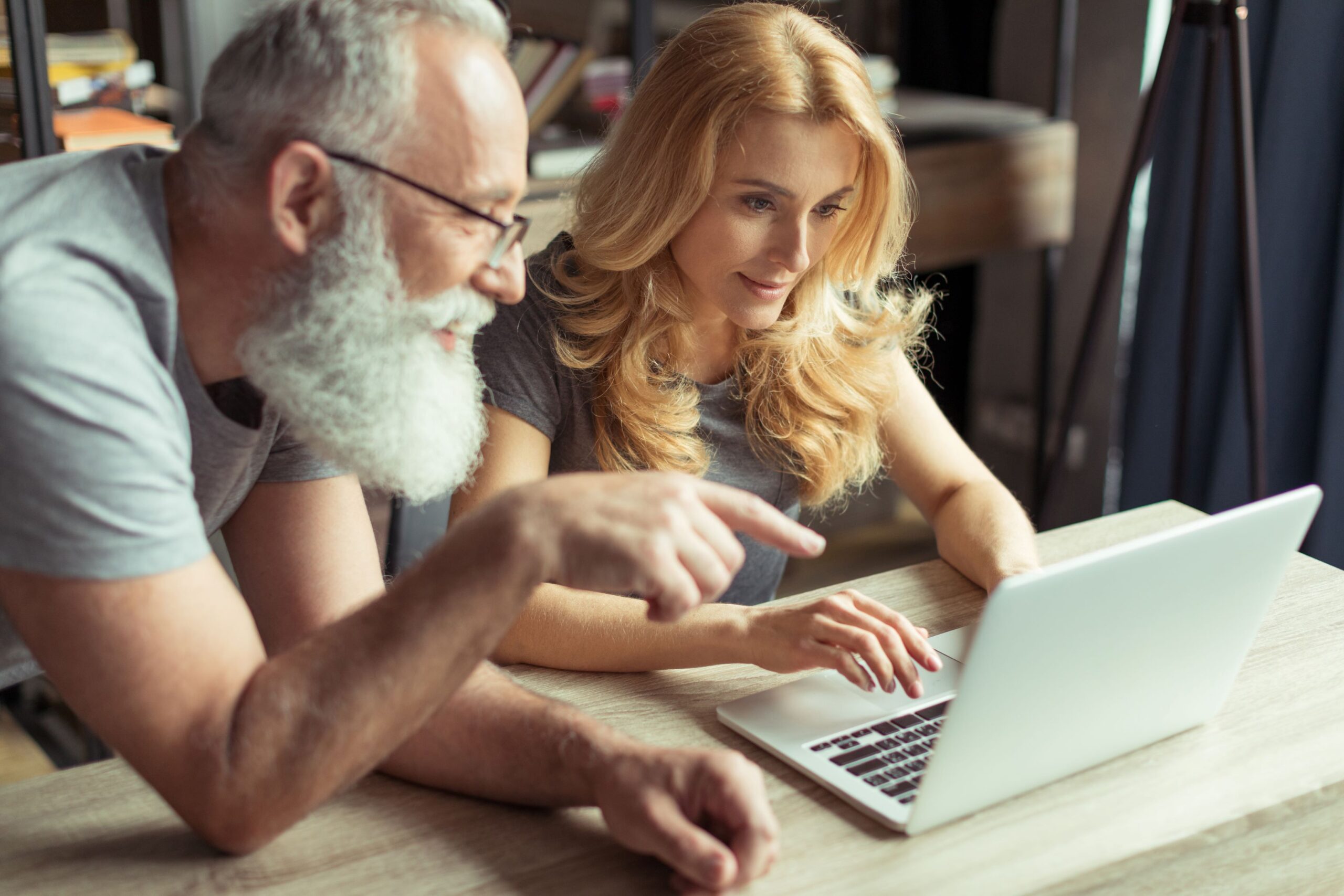 casual-middle-aged-couple-working-on-laptop-togeth-2023-11-27-05-06-20-utc